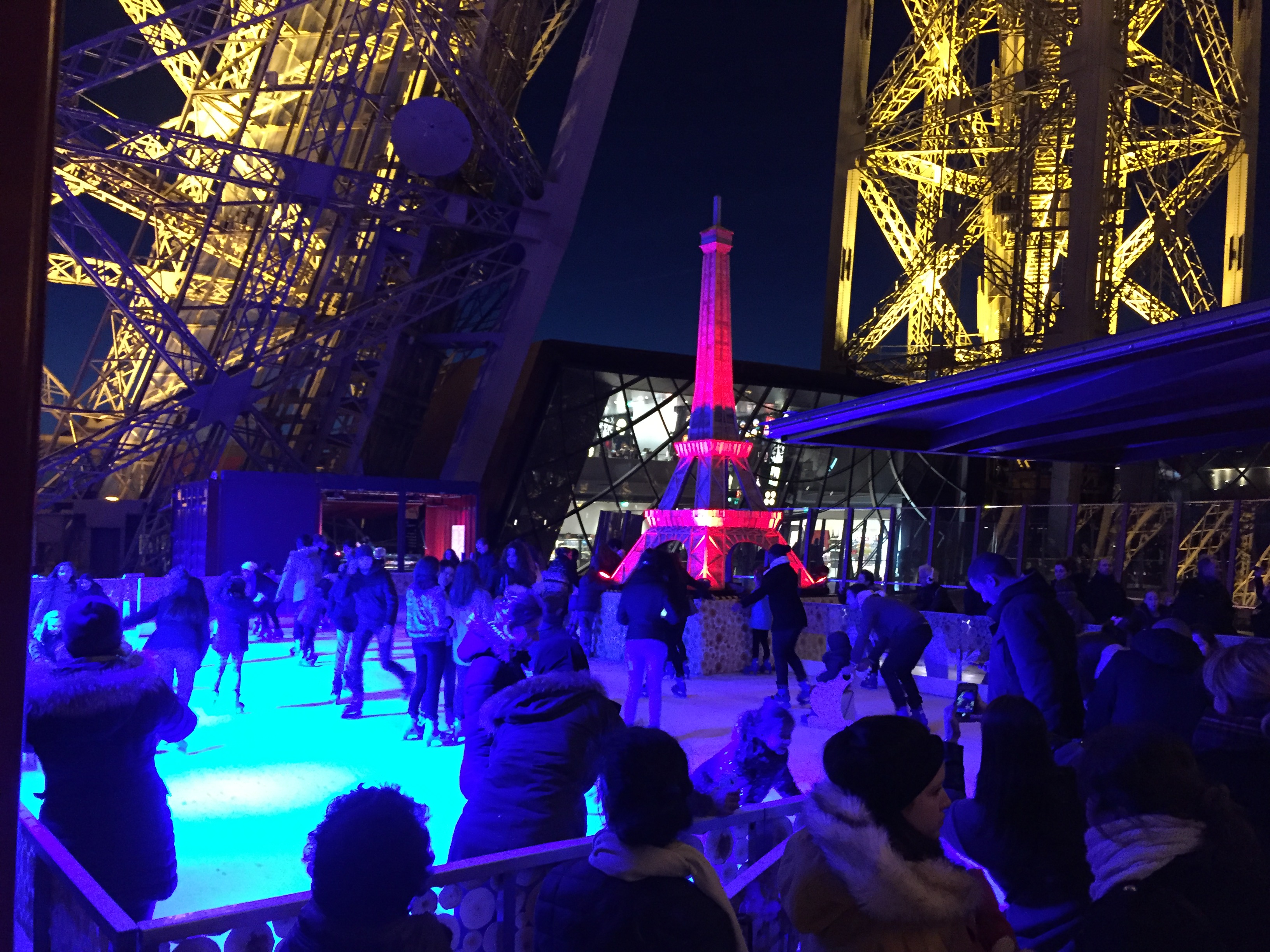 PISTA DI PATTINAGGIO TORRE EIFFEL.JPG