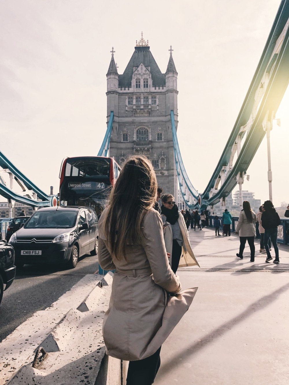 Ragazza passeggia sul Tower Bridge di Londra