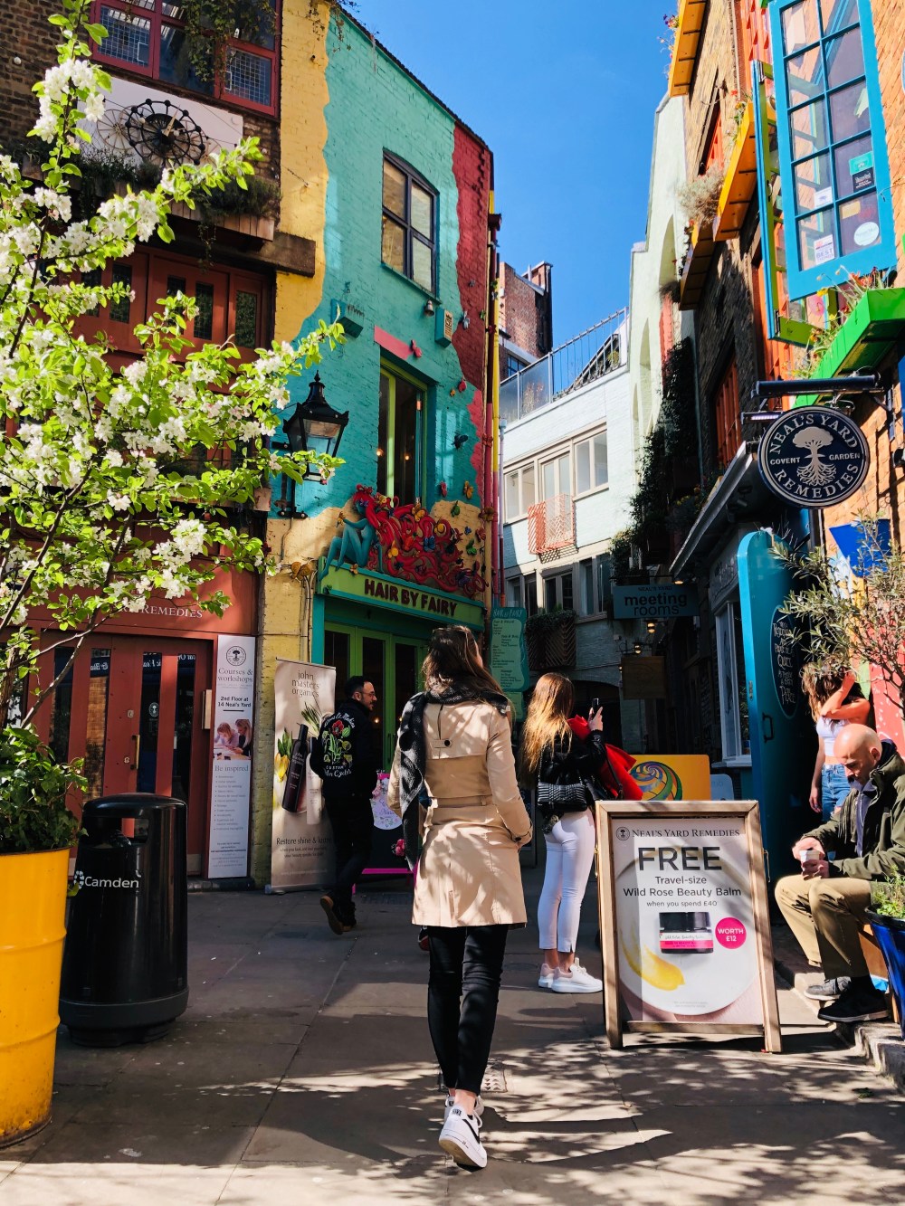 Luoghi per foto Instagram, ragazza e casette colorate