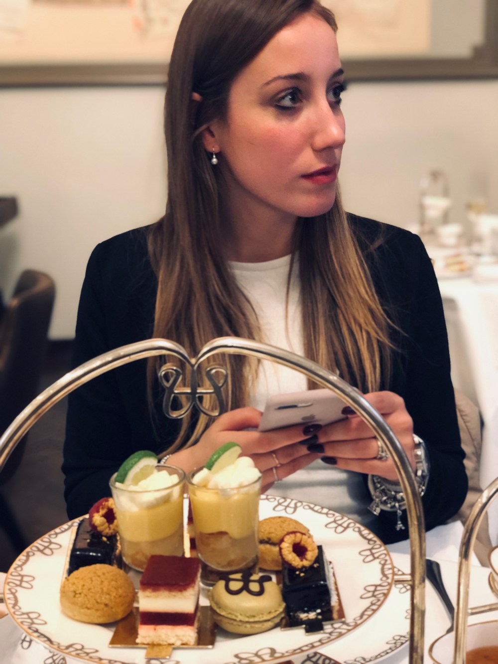 Ragazza che prende il tè del pomeriggio al The Waldorf Hilton Hotel